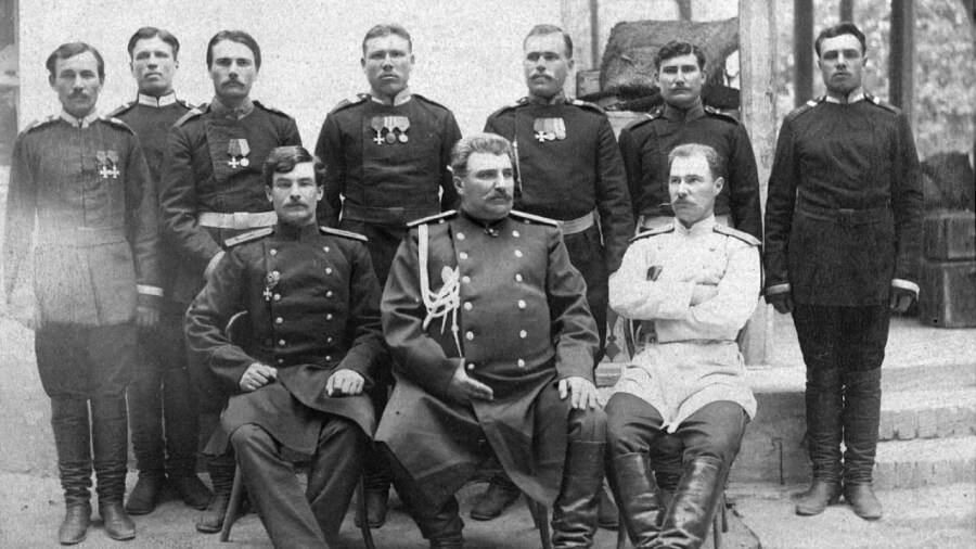 Перед пятым путешествием. Сидят (слева направо): П.К.Козлов, Н.М.Пржевальский, В.И.Роборовский. Стоят (слева направо): Пантелей Телешов, Благов, Петр Нефедов, Михаил Бессонов, Гавриил Иванов, Голубев, Григорьев. Самарканд, 1888 г.